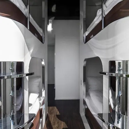 Albergue Steel House