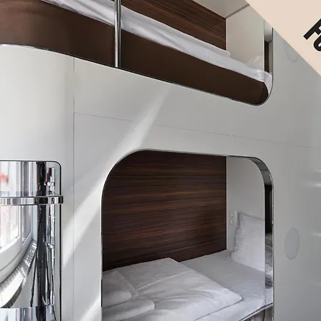 Albergue Steel House *