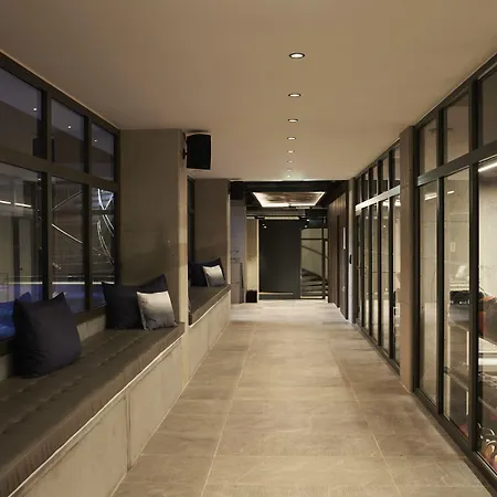 Albergue Steel House